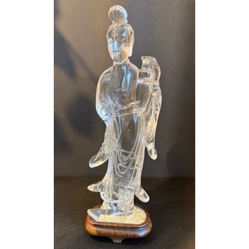 Guanyin in rock crystal carrying a vase - Chine 19th century
